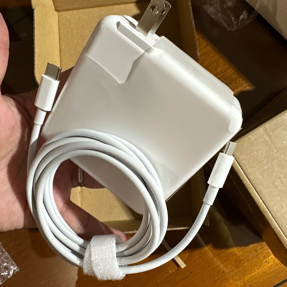 White USB-C Power Adapter charger for Macbook or ipad (NOT APPLE)